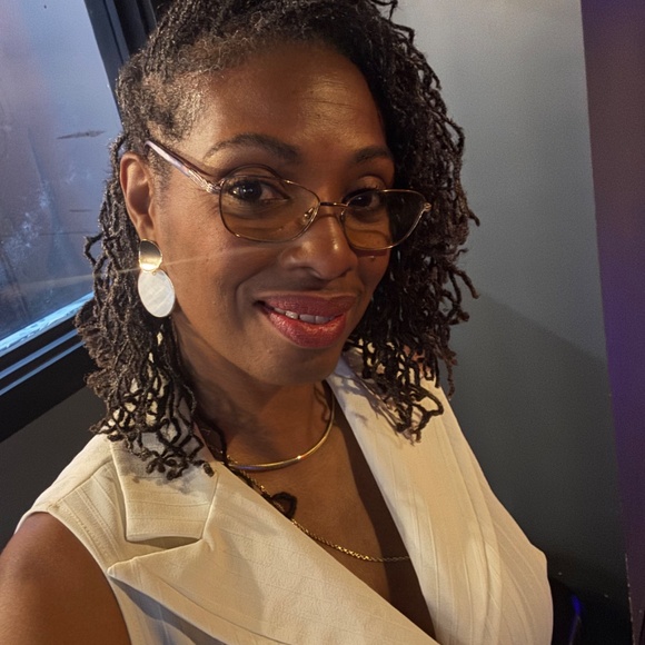 Meet your Posher, April - Picture 2 of 2